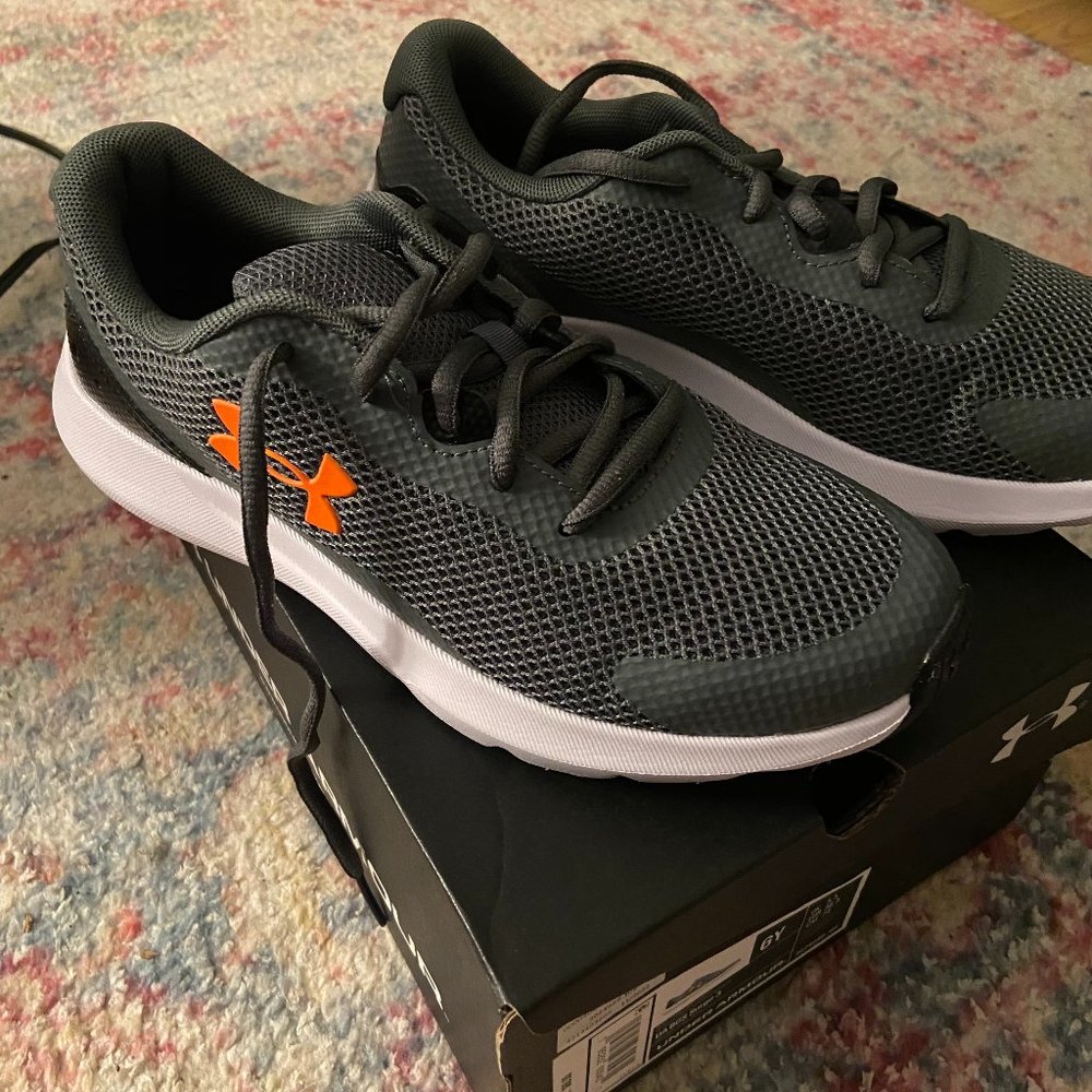 NWT Under Armour BGS Surge 3 size 6 y never worn